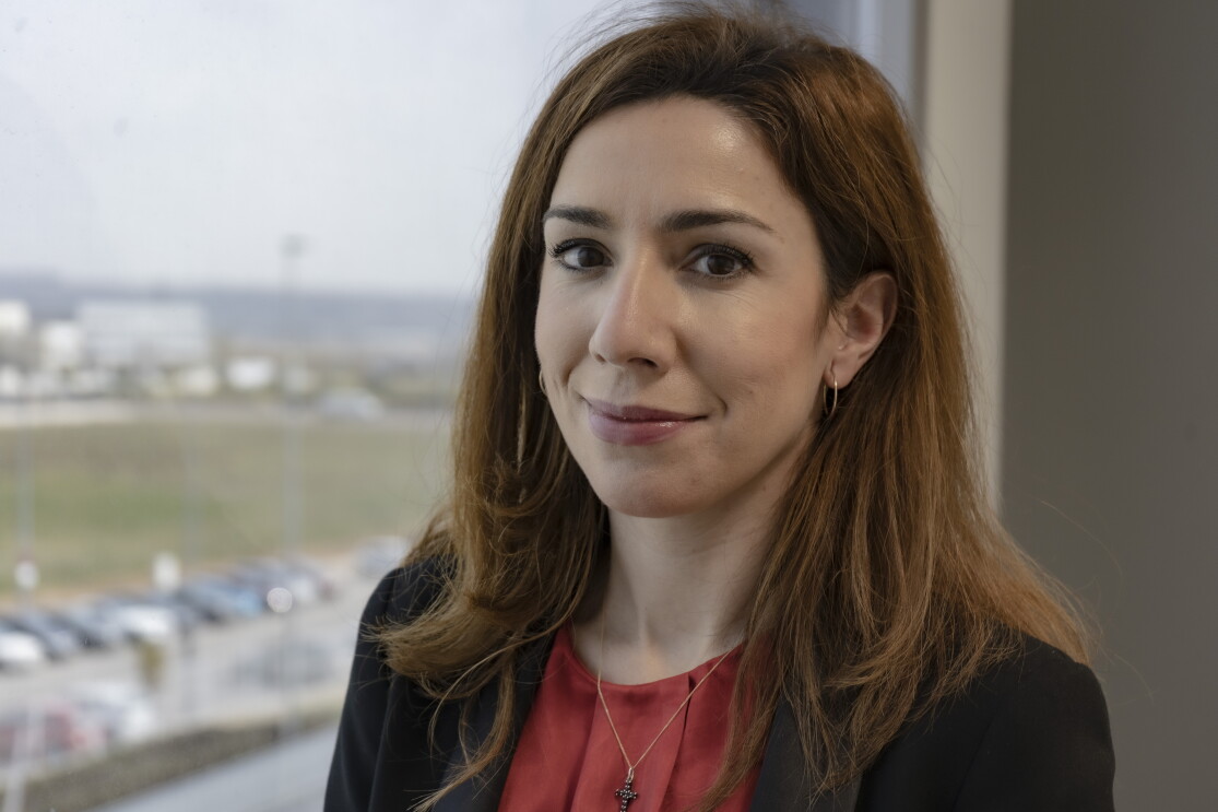 Alejandra Rodríguez del Castillo, Responsable de Relaciones Laborales en Amazon Operaciones España.  Con americana azul y jersey estampado blanco y azul. Lleva el pelo por el hombro, cstaño y unos pendientes de aro. 