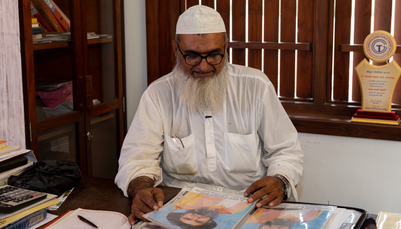 Dr. Ismail Mohamed Khatri a Master Artisan in Ajrakh Priniting