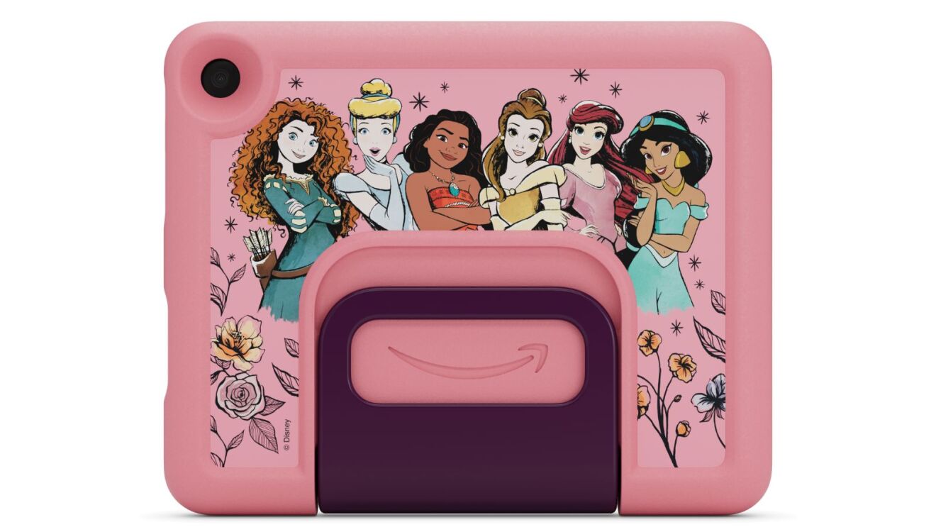 ピンク色のディズニープリンセスのイラストが描かれたケースを付けたタブレットの裏側が置かれている。