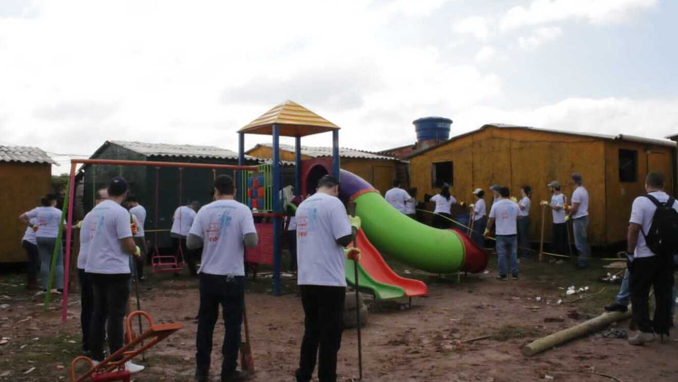 Voluntários da AWS constroem parque infantil em comunidade de SP