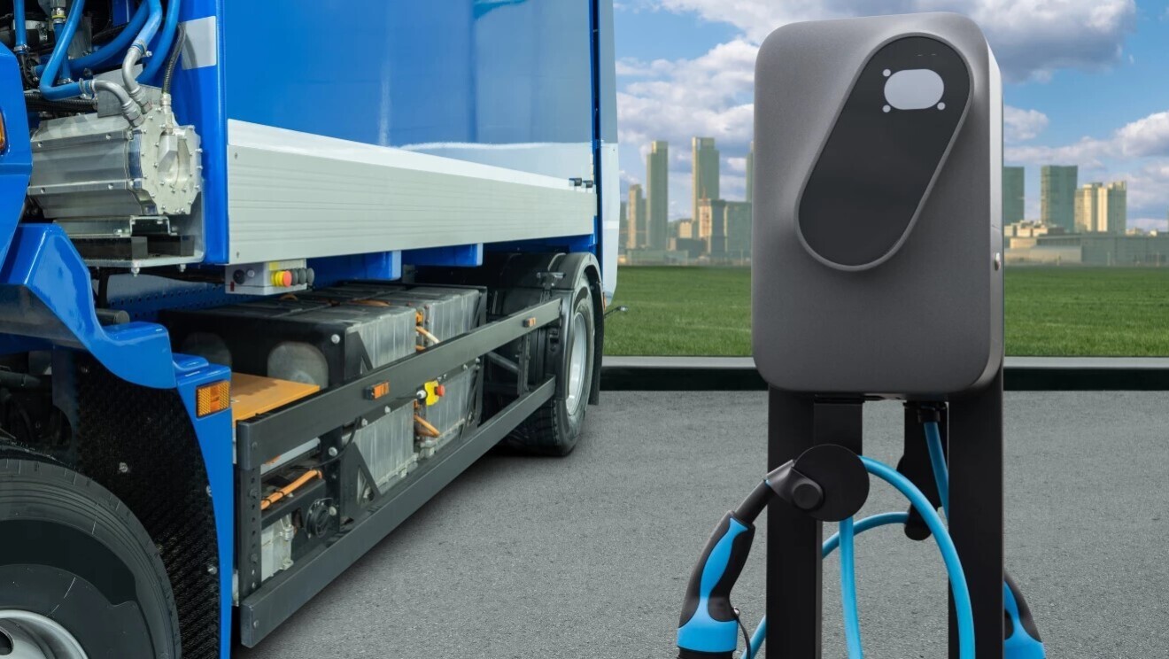 Un camión eléctrico recargando batería.