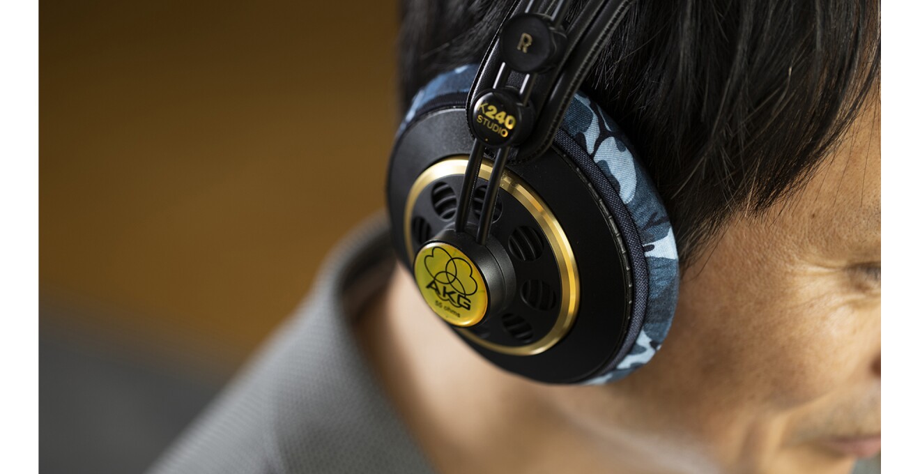 カバーをとりつけたヘッドホンを装着する様子