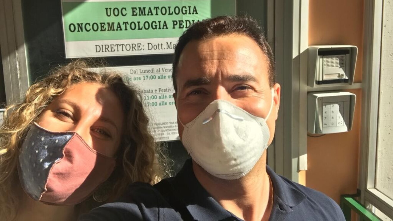 Selfie di due volontari, una donna sulla sinistra e un uomo sulla destra. Entrambi indossano una mascherina sul volto. 