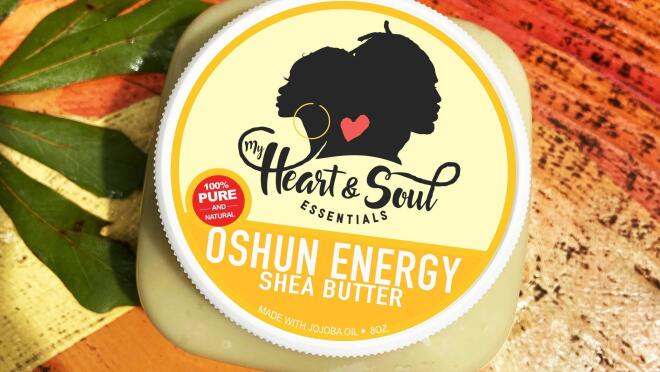 一张木桌上放着一款来自My Heart and Soul Essentials的乳木果油产品。