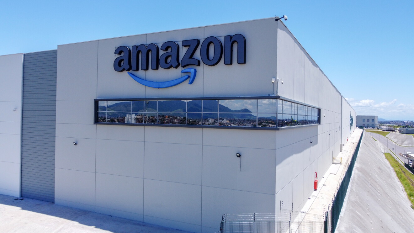Fachada de um centro de distribuição da Amazon