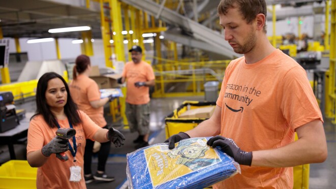 亚马逊员工为受飓风多里安影响的人们准备了防水布和其他产品。