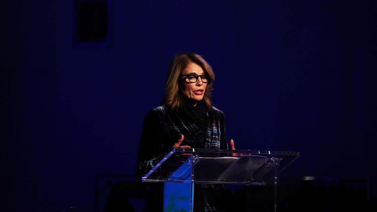 亚马逊员工卡尔森特蕾莎修女站在讲台上,对观众在第一个大西洋未来论坛。