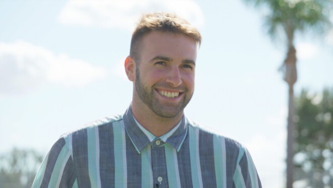 罗纳德的形象让穿着的条纹衬衫。