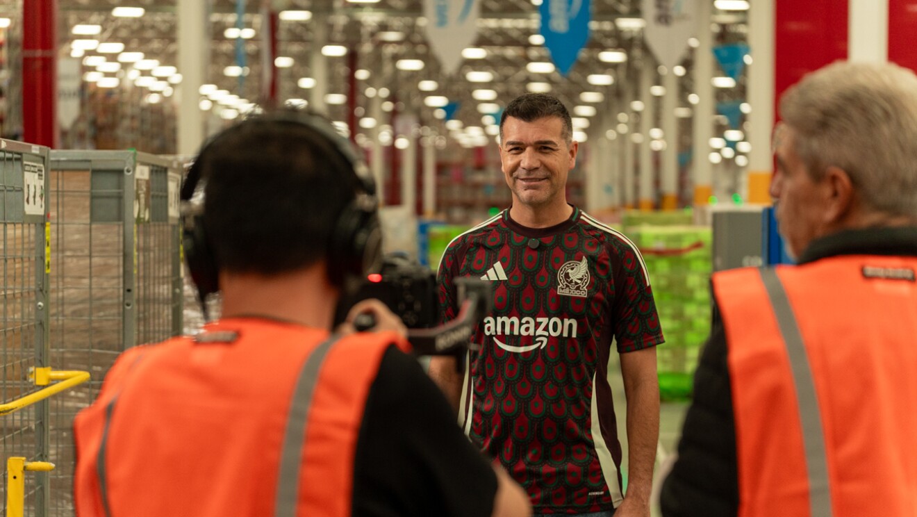 Jared Borgetti visitó el centro de envíos de Amazon MEX3