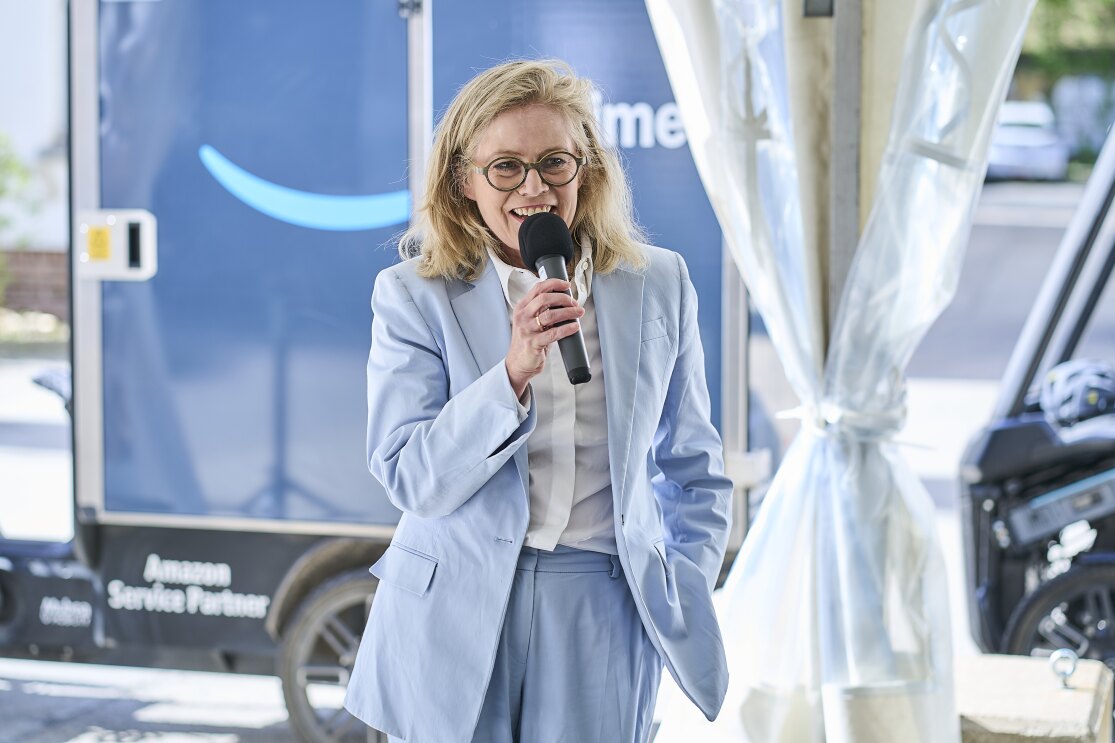 Ute Bonde bei der Eröffnung des dritten Amazon Mikromobilitätszentrums in Berlin