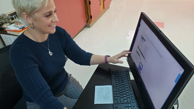 亚马逊未来工程师教师使用虚拟计算机科学课程。