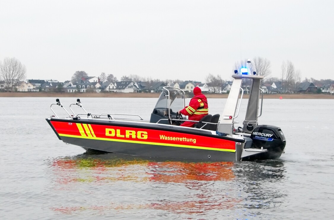 Ein DLRG Rettungsboot beim Einsatz auf dem Wasser.