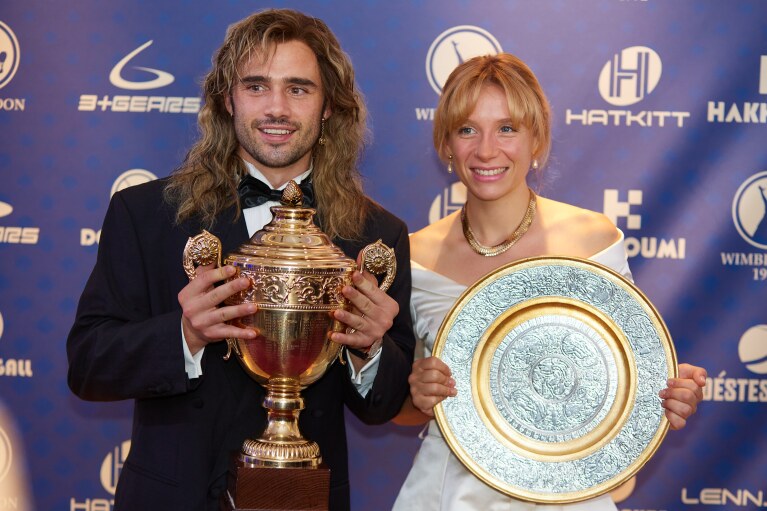 Szene aus Perfect Match, der Geschichte über Steffi Graf und Andre Agassi. Toby Sebastian (Andre Agassi) und Lena Klenke (Steffi Graf) 1992 in Wimbledon: Beiden halten ihre Siegepokale.