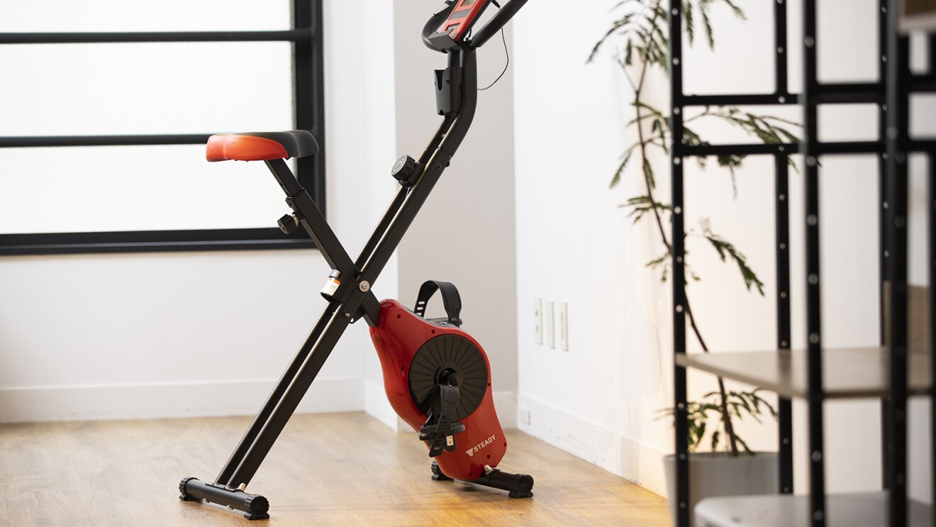 部屋に置かれた折りたためるフィットネスバイク