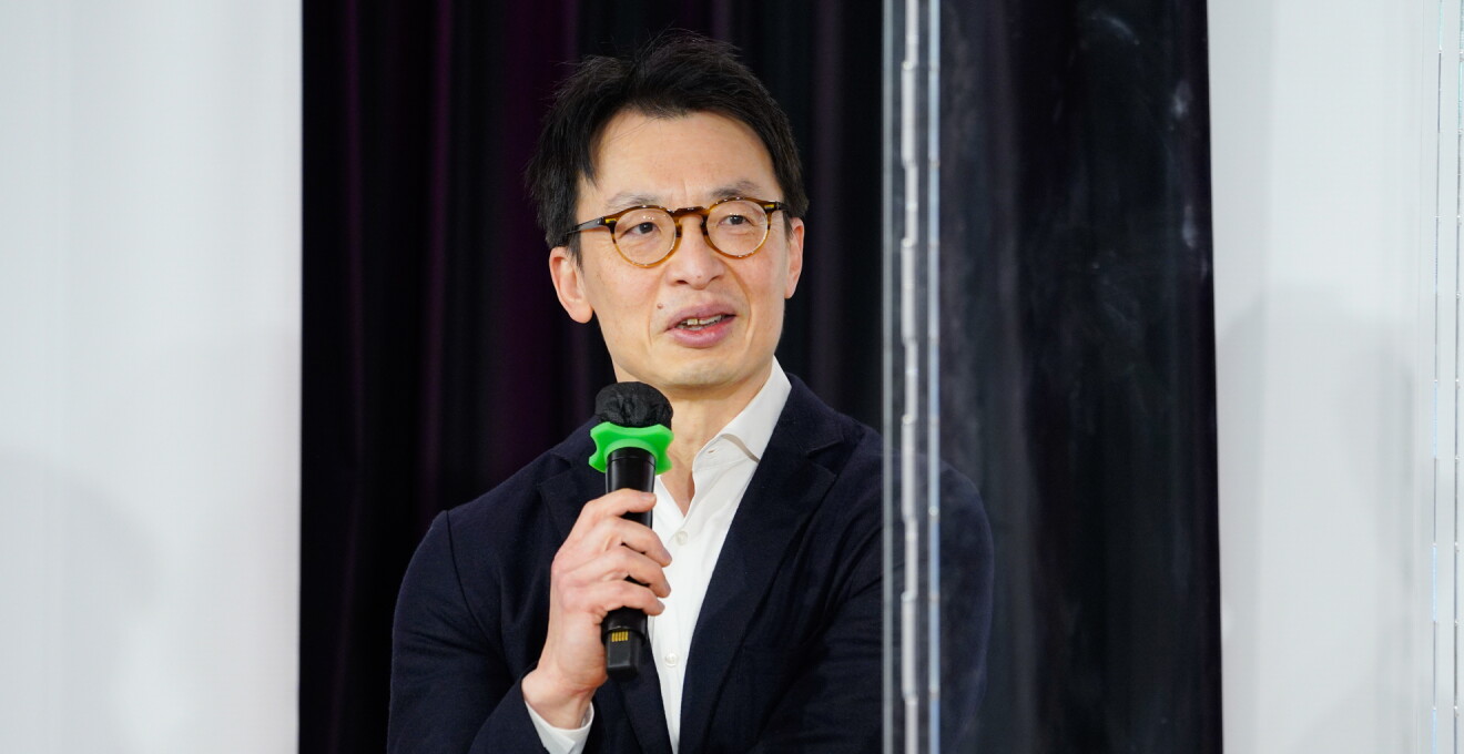 チャンさんが話している写真