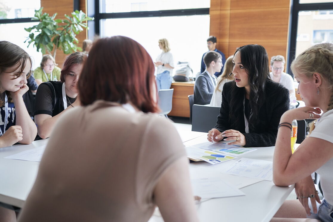 Schüler:innen beim Innovation Camp während einer Präsentation.