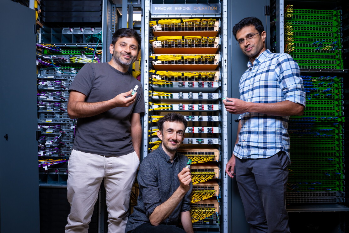de izquierda a derecha: Ratul Mahajan, Amazon Scholar y experto en redes de centros de datos y profesor en la Universidad de Washington; Giacomo Bernardi, científico de AWS y Seshadhri Comandur, Amazon Scholar y profesor en la Universidad de California en Santa Cruz.