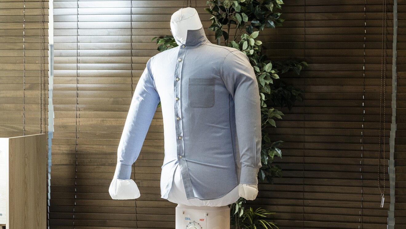 ワイシャツの内側が風船状に膨らみマネキンのような形になっている