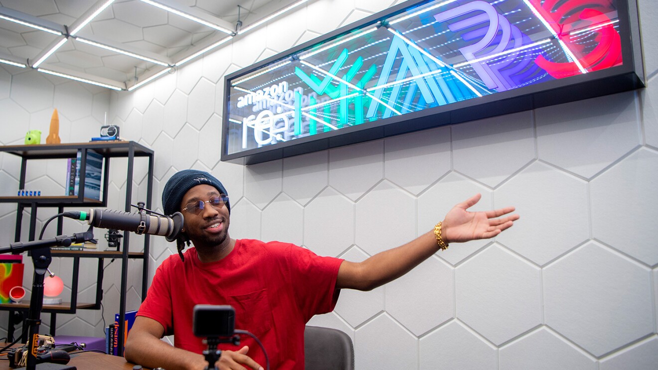 来自re:MARS 2022播客展台的图片。