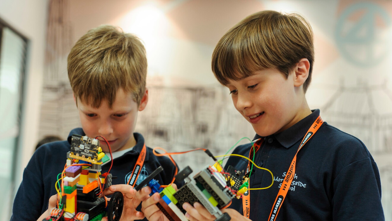 Children and Amazon robotica 