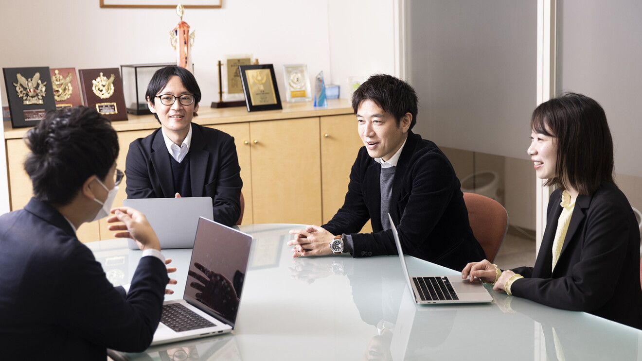 社員たちと会議を行う江上さん