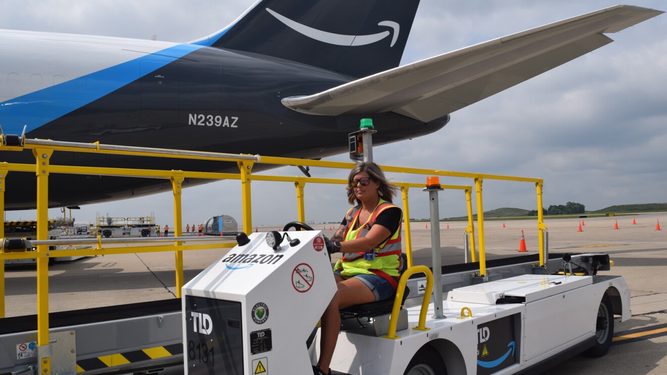An image of a Kentucky Air hub employee working with the equipment in the loading zone.