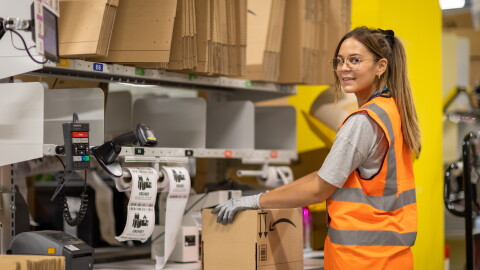 ES 2021 Ops 096 woman in warehouse