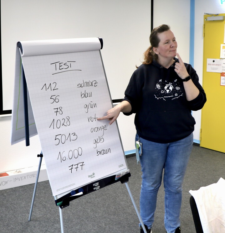 Für DEINE STUNDE haben sich Versandmitarbeiter:innen bei Amazon Leipzig in einem der dortigen Konferenzräume eingefunden.