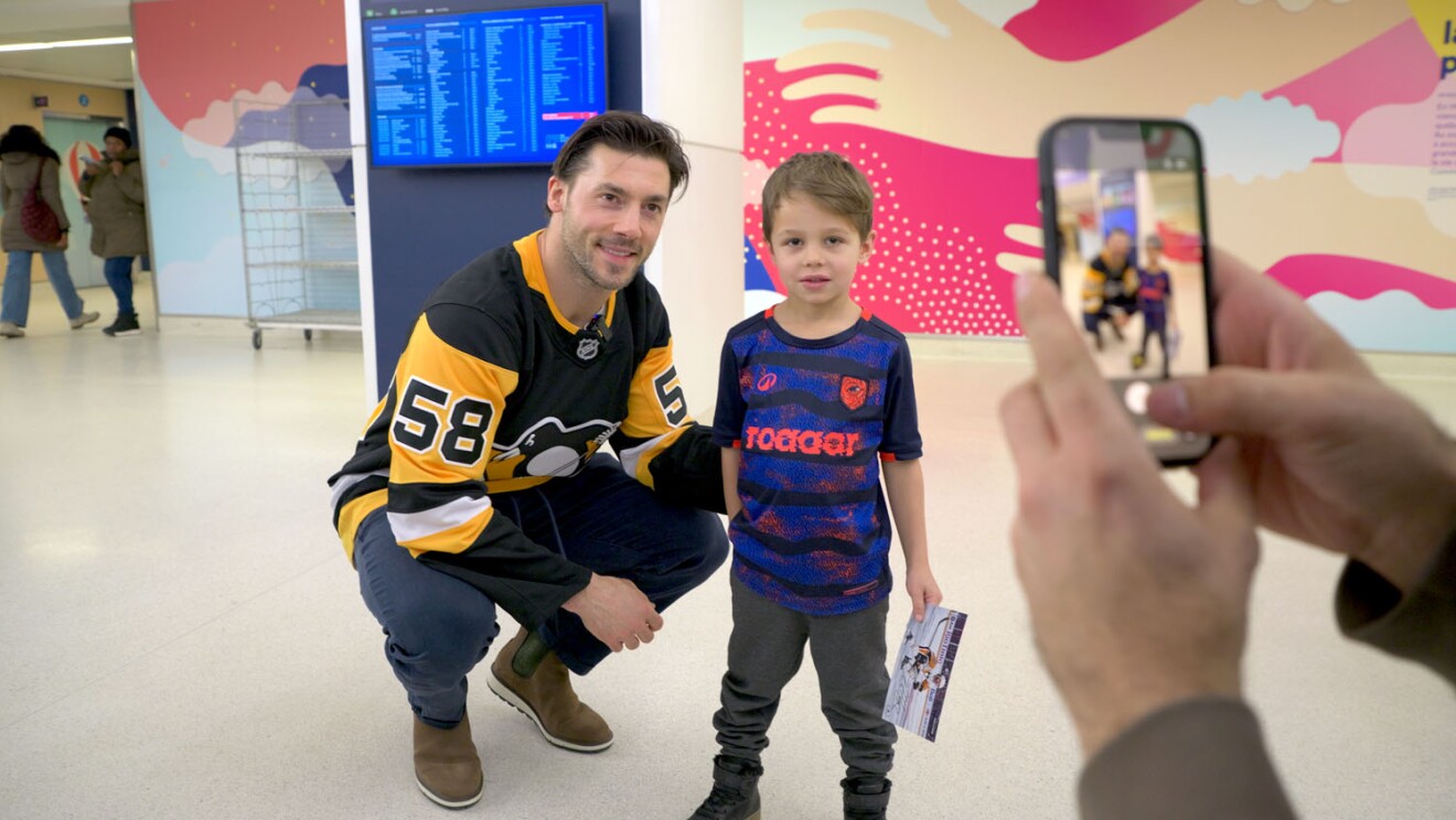 Kris Letang, originaire de Montréal, apporte la joie des fêtes au CHU ...