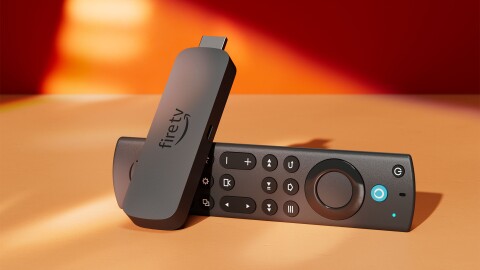 Fire TV Stick 4K Maxの本体とリモコン