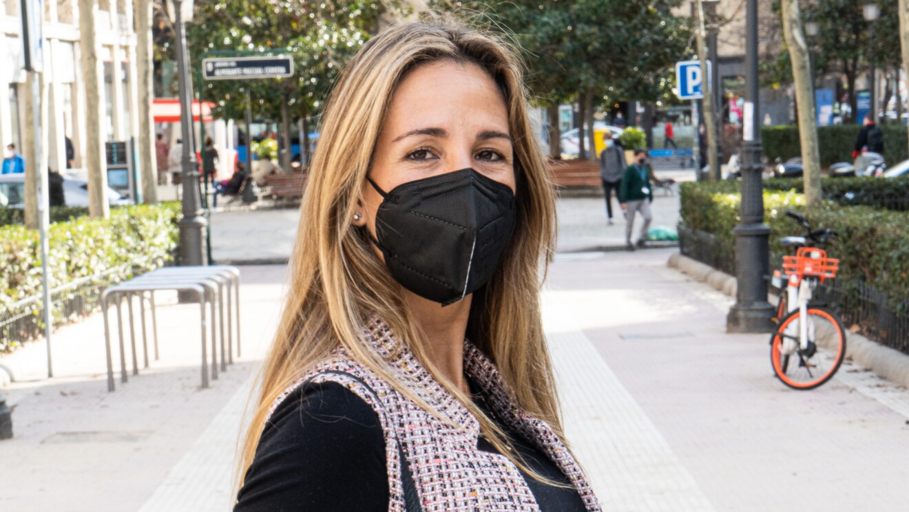 Silvia Cubero, Deals Program Manager Amazon Marketplace. Silvia Cubero, a punto de dar a luz a su hijo Pablo. En medio de la calle y mirando a cámara Silvia posa con una barriga de nueve meses . Tiene el pelo largo y va con mechas rubias. Lleva unos pantalones y un jersey negros, un abrigo de cuadros, que lleva en la mano,  y una mascarilla negra. encima del jersey negro lleva un chaleco largo estampdo con cuadros blancos y marrrones hasta los muslos.  