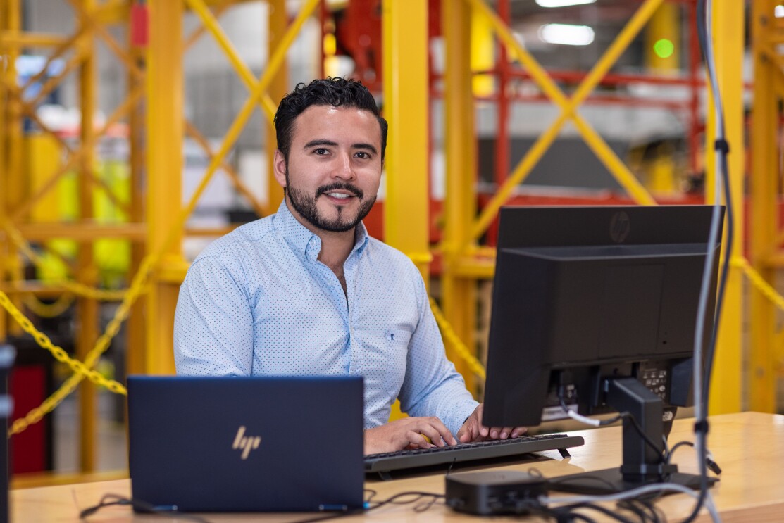 En el centro logístico de PRIDE LEÓN hay una empleado de Amazon trabajando en un ordenador. 