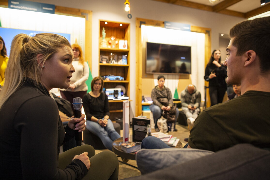 Sophia Thiel im Amazon Pop-up Store #HomeOfChristmas im Gespräch mit den Besuchern.