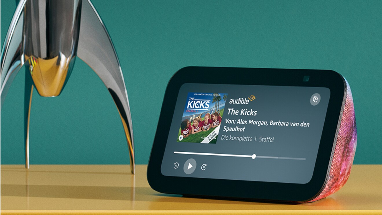 Amazon Echo spielt ein Lied ab, während es auf einem Tisch steht.