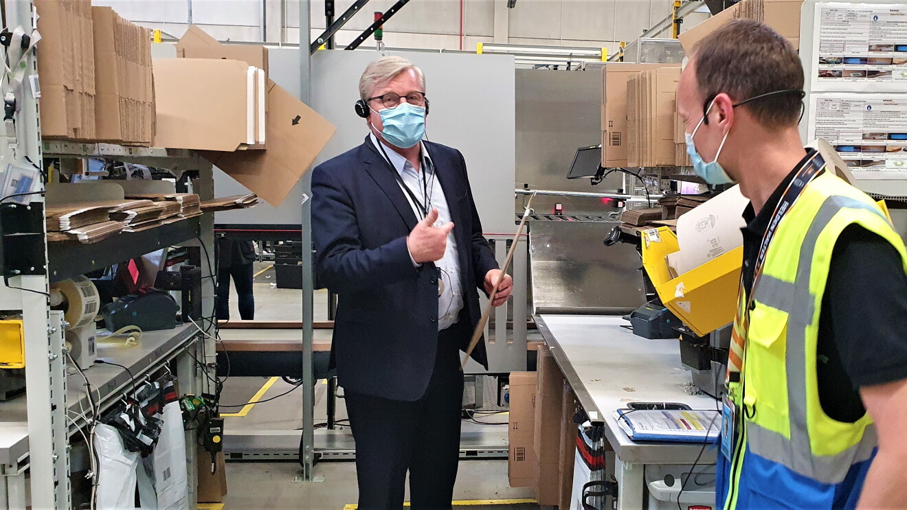 Minister Dr. Bernd Althusmann (links) mit einem Amazon Mitarbeiter.
