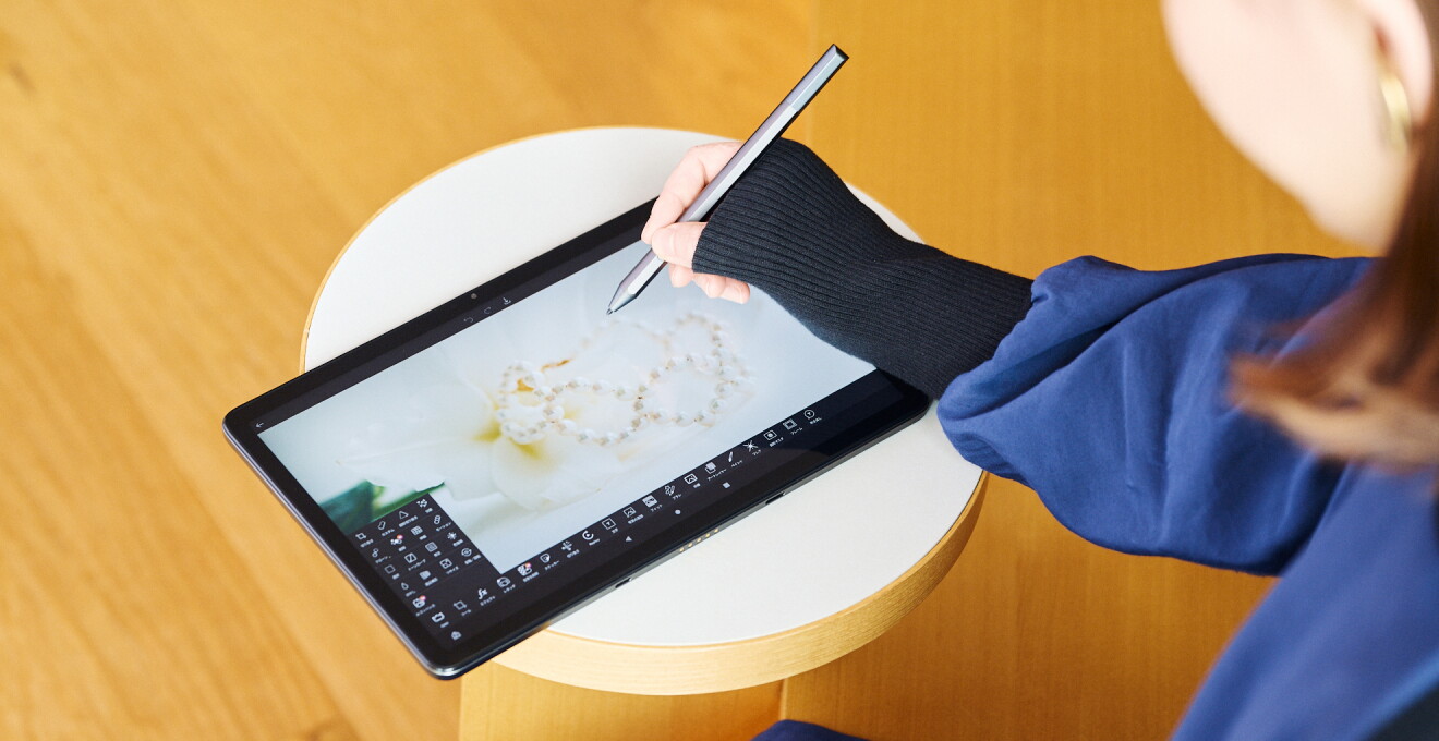 タブレットの上にスタイラスペンで絵を描く「もろんのん」さん