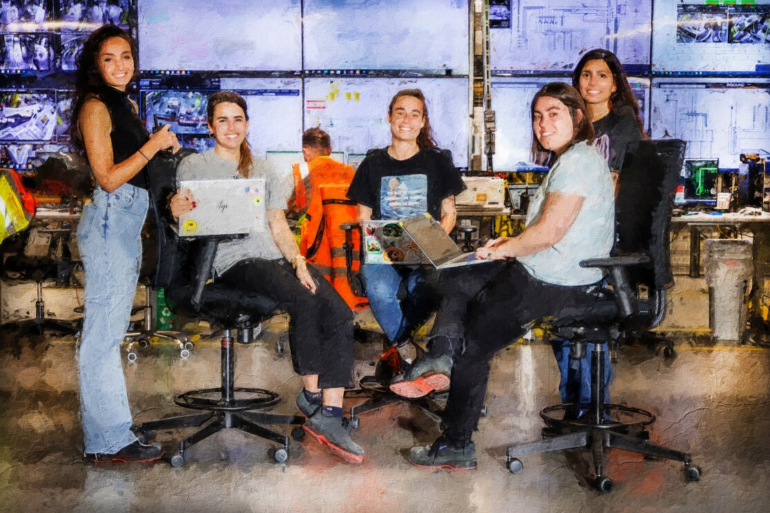 Fotomontaje. Es una fotografía que lleva un filtro que simula un cuadro pintado. Con un fondo lleno de pantallas de televisión en el que se ven cámaras y planos pero sin verse de forma definida. En primer plano aparecen cinco mujeres sonriendo y mirando a cámara. Tres de ellas están sentadas con un ordenador y dos de ellas están de pie.