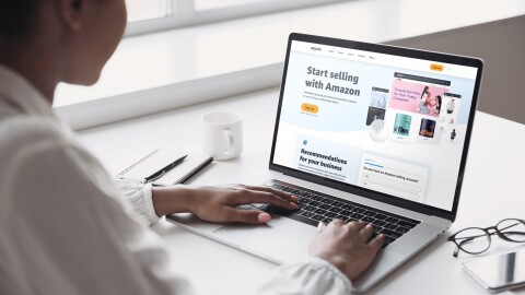 笔记本电脑设备的照片。屏幕上,“亚马逊开始销售”