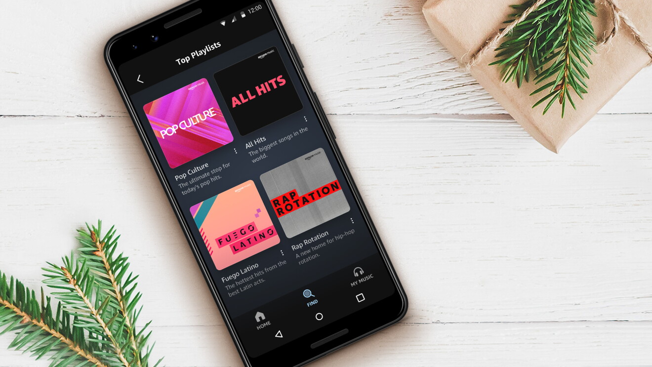 Ein Handy liegt auf dem Tisch und zeigt die Music App mit den neuesten Playlists.