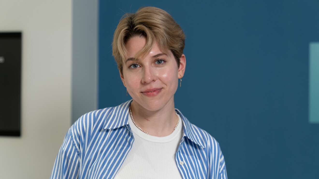 Primer plano de Elsa Scola en una oficina corporativa de Amazon en Madrid. 