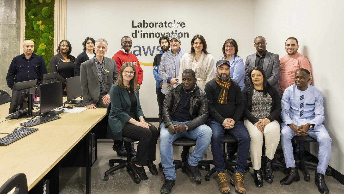 groupe de personnes au bureau