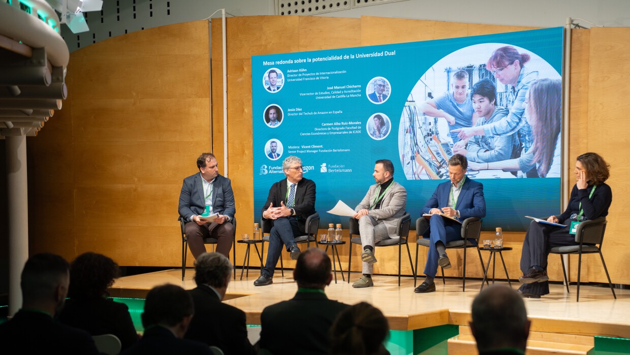 Amazon, Fundación Alternativas y Fundación Bertelsmann presentan un informe que analiza en profundidad el modelo de formación dual universitaria, evalúa su estado actual y propone diez recomendaciones de política pública que faciliten su adopción progresiva.