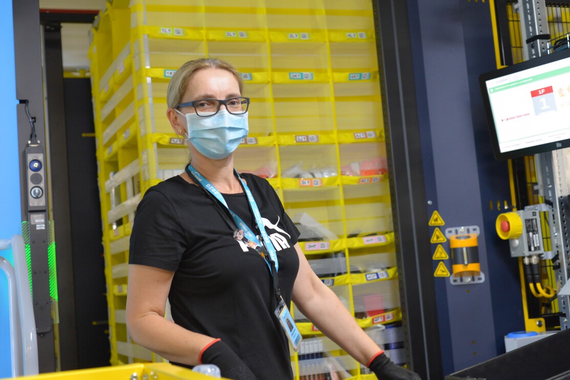 Mitarbeiterin im Versand