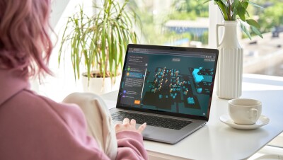 一个人使用一台笔记本电脑。