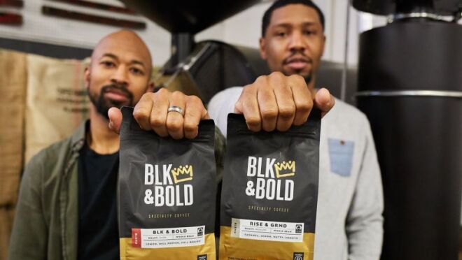 BLK & Bold的创始人并排拿着几袋咖啡。