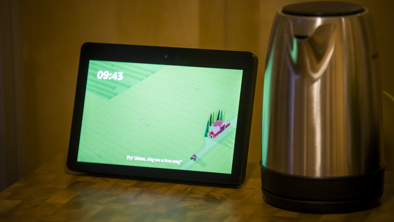 Tablet oraz czajnik elektryczny