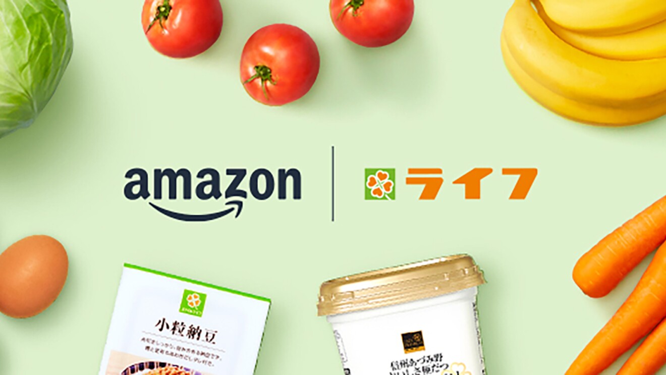 ライトグリーンの背景の中央に、Amazonとライフのロゴが並んでいる。ロゴを取り囲むようにキャベツ、トマト、バナナ、にんじん、ヨーグルト、小粒納豆、卵といった食材が配置されている。