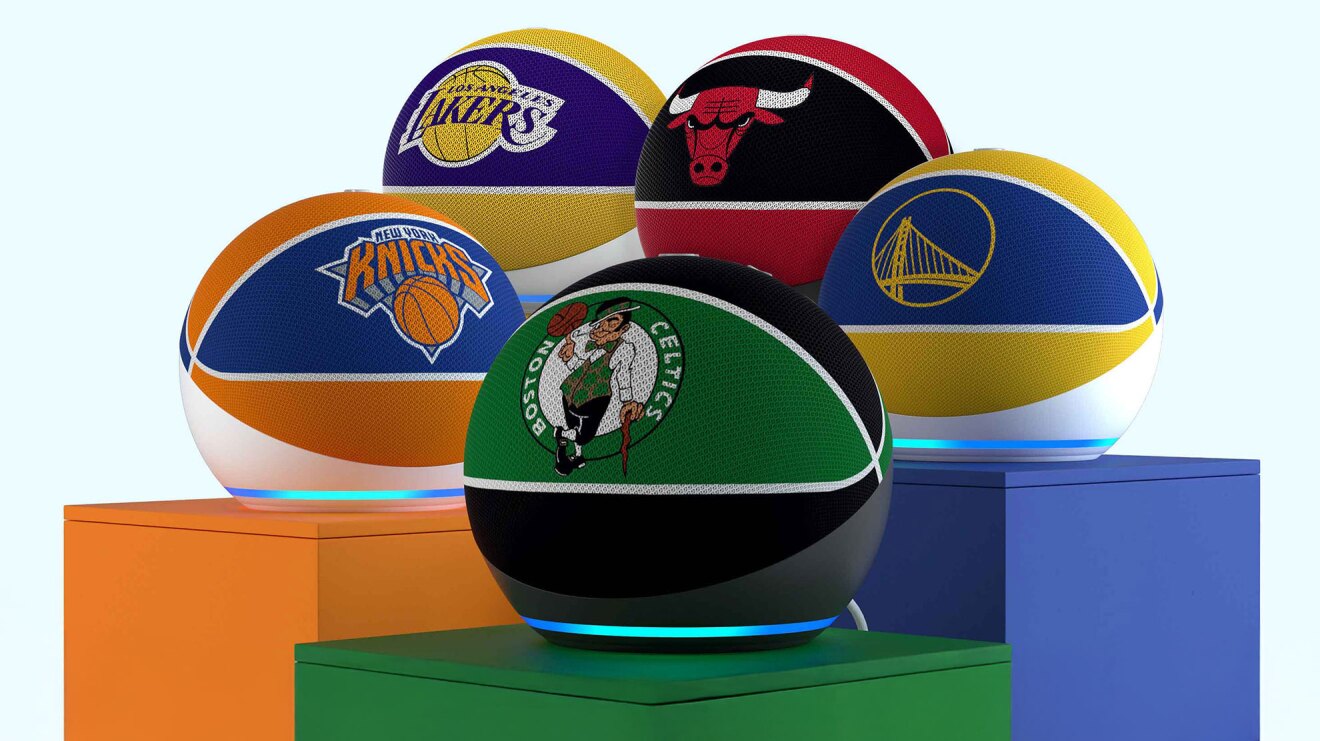 カラフルな球形のデバイスが5点、カラフルな台の上に載っている。それぞれNBAのチームのロゴが入った異なるデザイン。