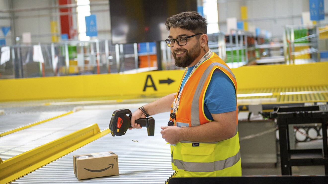 Amazon Mitarbeiter beim Scannen eines Pakets