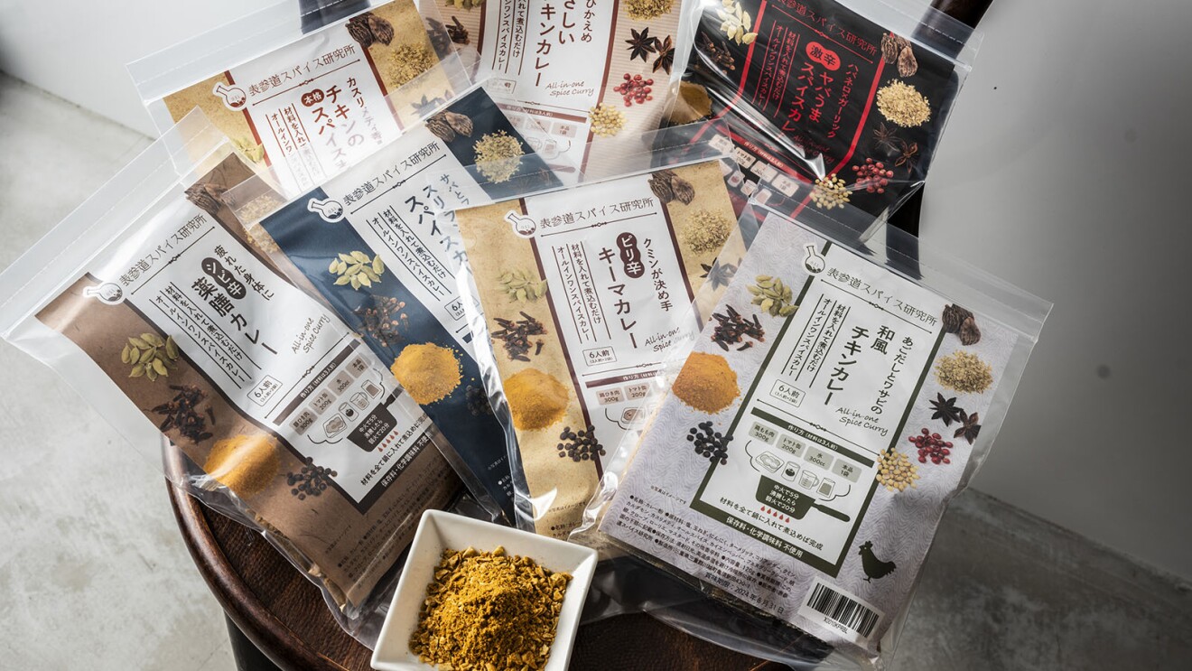 7種類のカレーキットのセットがトレイに載せられている